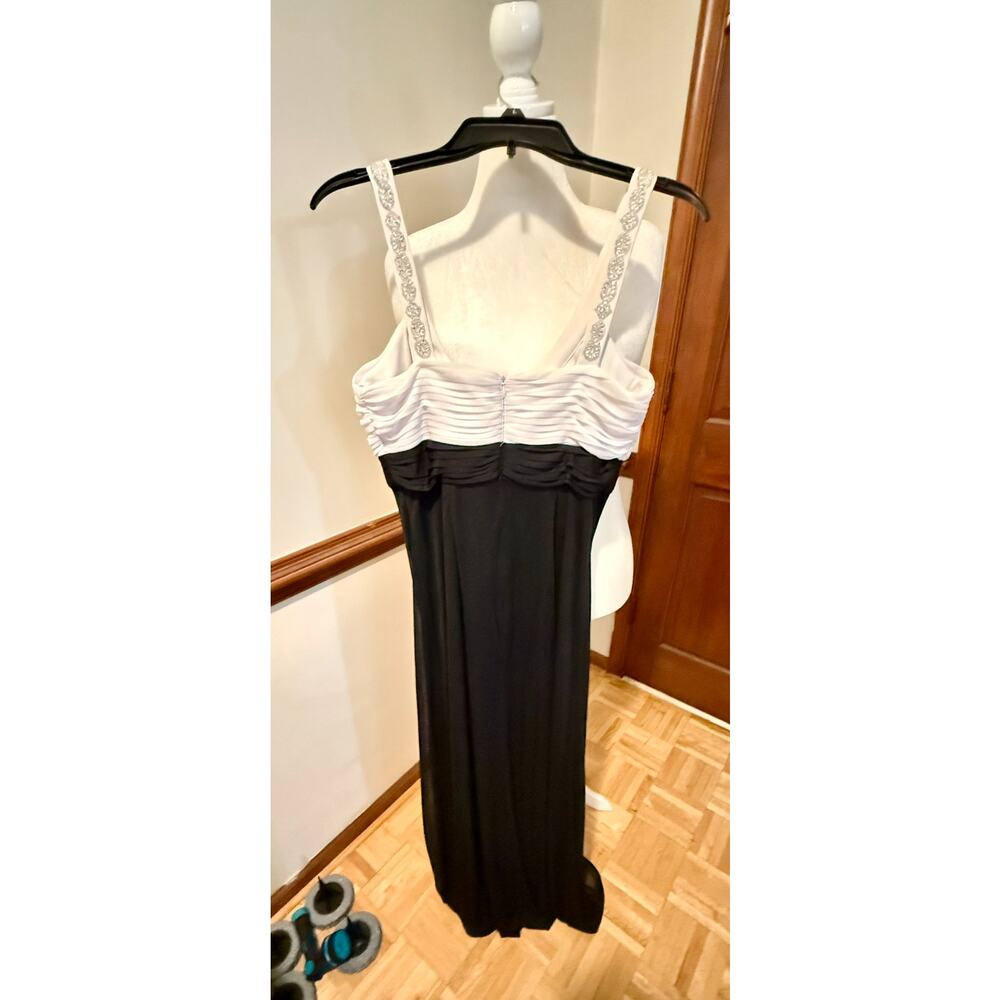 Alex Evenings Beaded Black & Ivory Formal Gown Size 6 - Picture 8 of 13